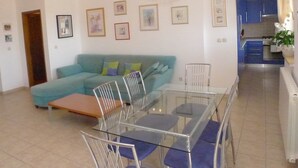 아파트 (2 Bedrooms) | 거실 | TV