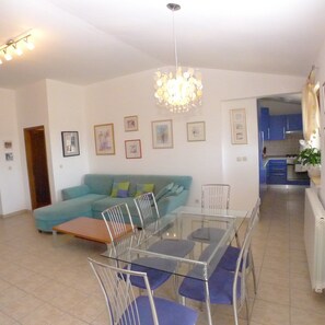 Lejlighed (2 Bedrooms) | Stue | Tv