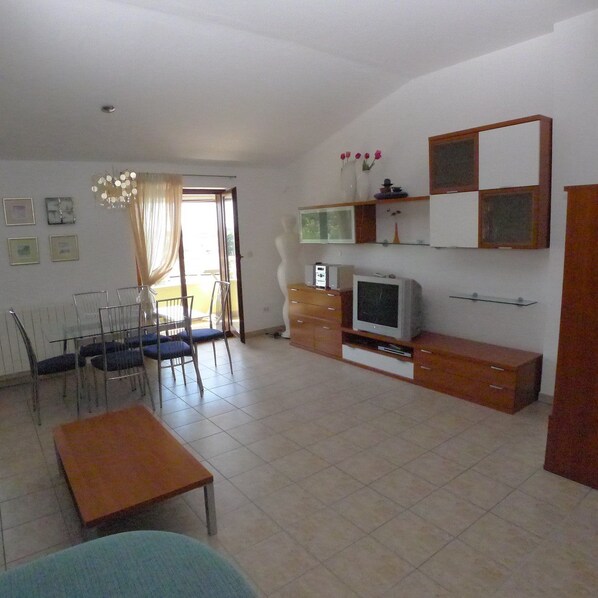 2 bedrooms, desk, WiFi, bed sheets