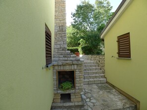 BBQ/picnic Area - Modern two Bedroom Apartment With sea View (Medulin)