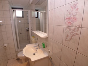 Apartment (1 Bedroom) | Bathroom