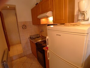 Apartment (1 Bedroom) | Private kitchen | Oven, dining tables