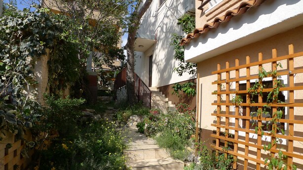 A narrow stone pathway leading to a wooden staircase. - Apartment for six Persons With 3 Bedrooms and Partial sea View (Medulin)