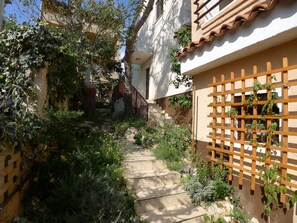 A narrow stone pathway leading to a wooden staircase. - Apartment for six Persons With 3 Bedrooms and Partial sea View (Medulin)
