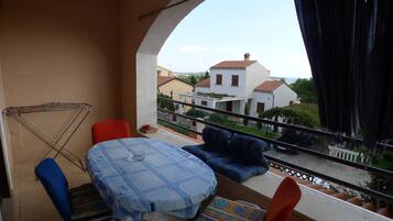 Apartment (3 Bedrooms) | Balcony