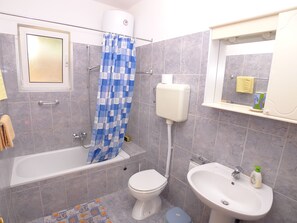 อพาร์ทเมนท์ (3 Bedrooms) | ห้องน้ำ | ฝักบัวในอ่างอาบน้ำ, ผ้าเช็ดตัว, สบู่, กระดาษชำระ