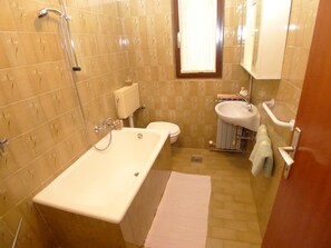 Apartment (1 Bedroom) | Bathroom | Bathtub, towels - Three Person Apartment Near the Beach (Medulin)
