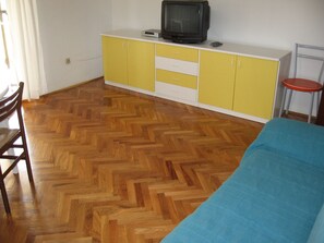 Apartment (2 Bedrooms) | Living room | 21-inch TV with satellite channels - Six Person Apartment With 2 Bedrooms Near the Beach in Pjescana Uvala (Medulin)