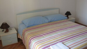 A bedroom with a bed, two bedside tables, a lamp on each, and a framed picture on the wall. - Six Person Apartment With 2 Bedrooms Near the Beach in Pjescana Uvala (Medulin)