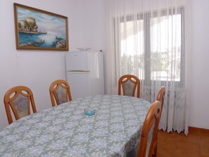 Appartement (3 Bedrooms) | Cuisine privée | Réfrigérateur, four, plaque de cuisson, cafetière/bouilloire