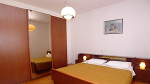 3 habitaciones, tabla de planchar con plancha, wifi y ropa de cama 