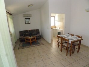 Apartment (2 Bedrooms) | Wohnzimmer | 21-Zoll-Fernseher mit Satellitenempfang