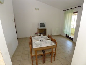Apartamento (2 Bedrooms) | Cozinha privada | Fogão, produtos de limpeza