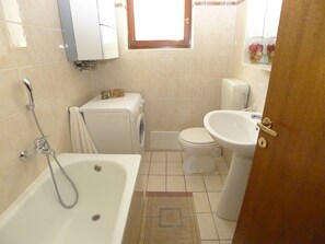 Bathroom - Six Person Apartment 450m From Beach With sea View and two Bedrooms (Medulin)