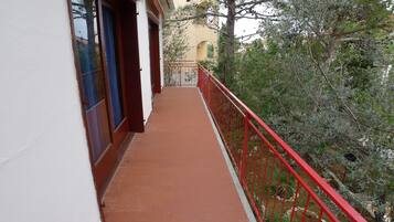 Apartment (3 Bedrooms) | Balcony