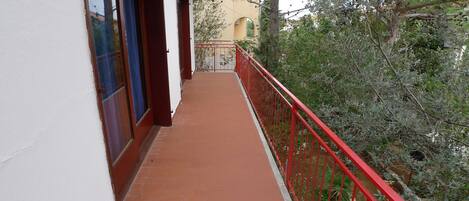 Apartment (3 Bedrooms) | Balcony