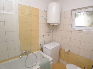 Apartamento (3 Bedrooms) | Baño | Ducha y bañera combinadas, toallas, jabón y papel higiénico