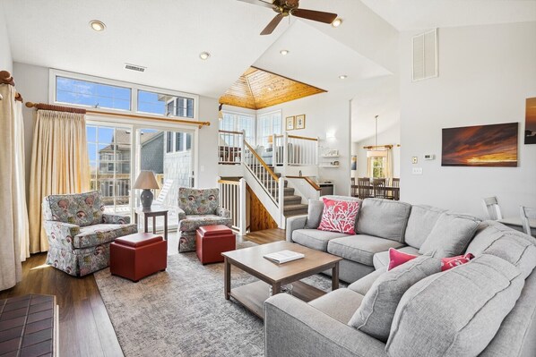 Televisión, chimenea, reproductor de DVD, estéreo