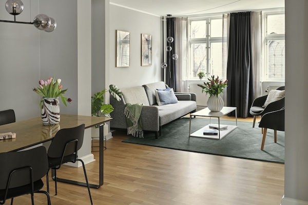 Apartamento, várias camas, vista para a cidade | Área de estar | Smart TV