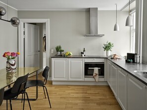Leilighet – deluxe, 3 soverom | Eget kjøkken | Kjøleskap, mikrobølgeovn, ovn og kokeplater