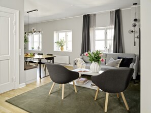 Apartment, 2 Schlafzimmer (Elevator access) | Wohnbereich | Smart-TV