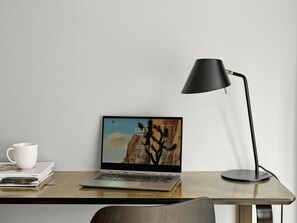 Leilighet – deluxe, 3 soverom | Blendingsgardiner, lydisolert og strykejern/-brett