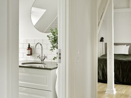 Loft | Bathroom | Shower, hair dryer, heated floors, towels