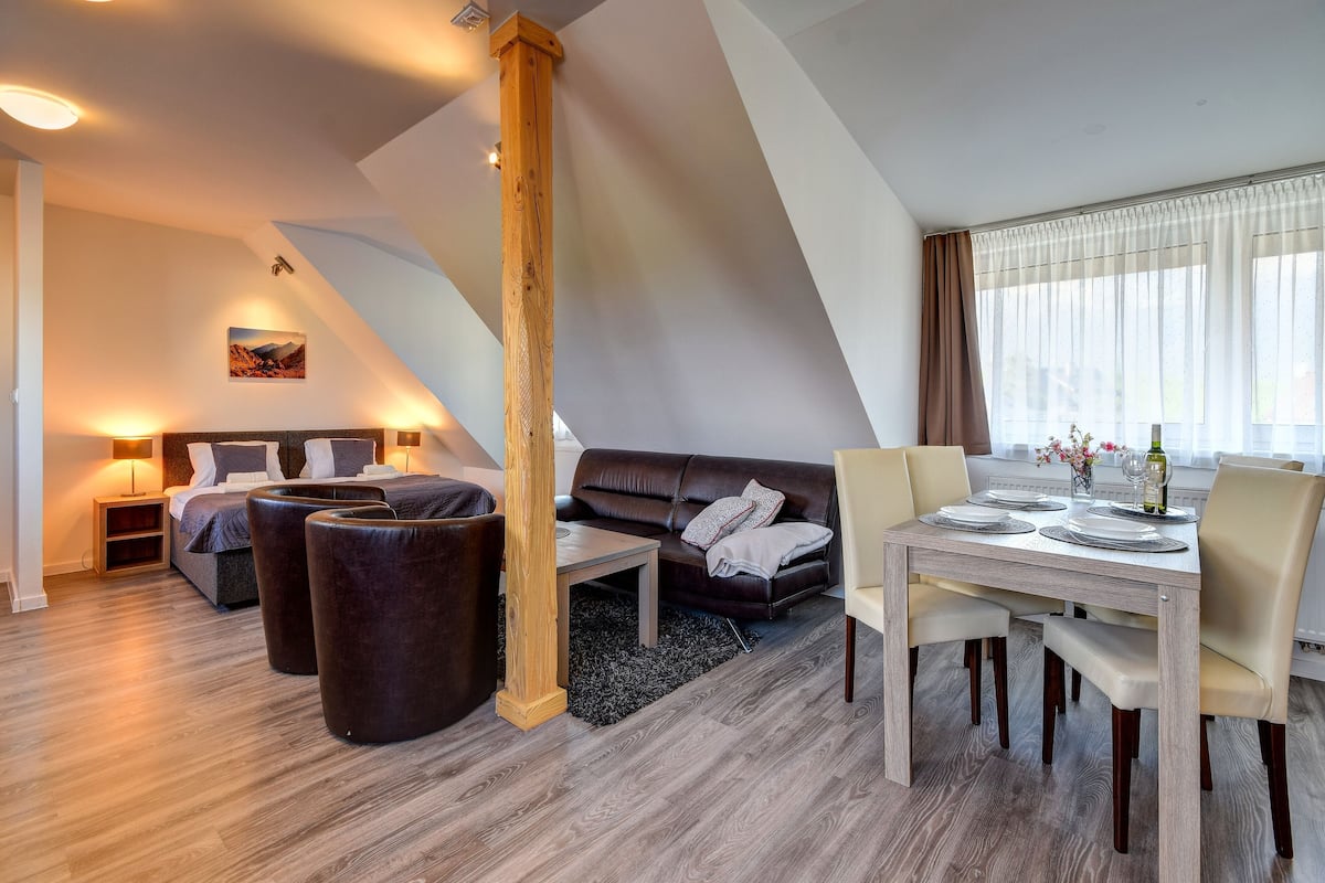 Suite Studio, coin cuisine, vue colline