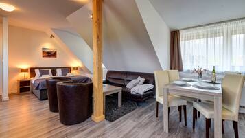 Studio Suite, Kitchenette, Hill View | Laptop workspace, blackout curtains, free WiFi, bed sheets