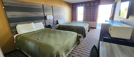 Escritorio, wifi gratis y ropa de cama
