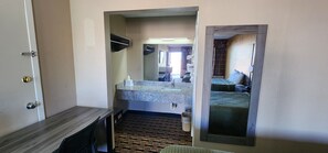 Room, 1 King Bed, Non Smoking | Desk, free WiFi, bed sheets