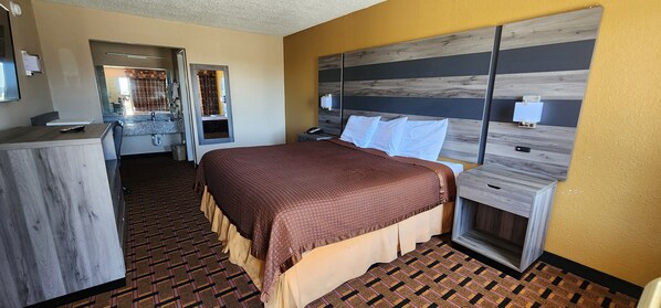 办公桌、免费 WiFi、床单