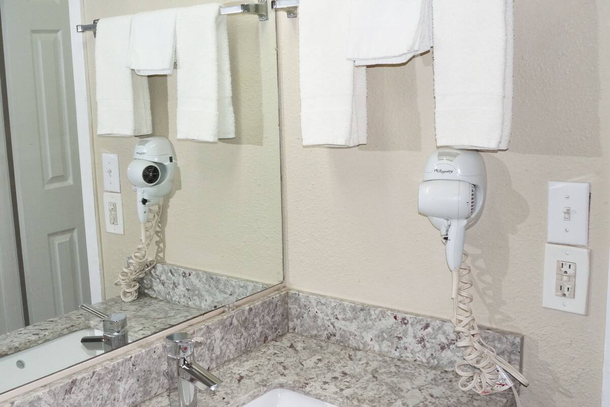 combined shower/bathtub, towels