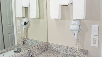 Combined shower/bathtub, towels