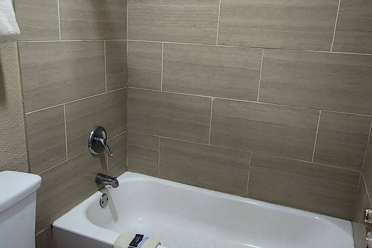 combined shower/bathtub, towels