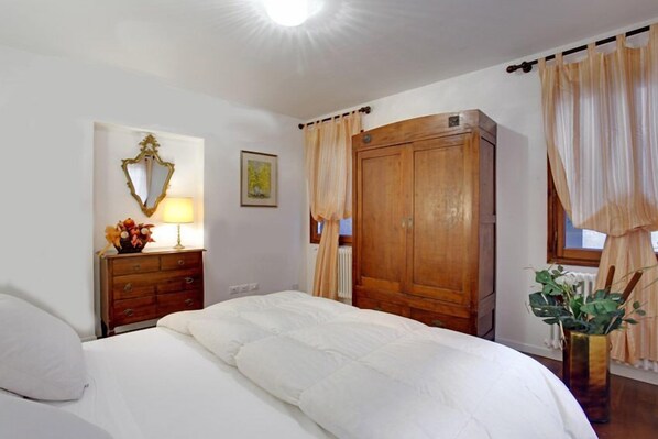 Appartamento, 2 camere da letto | 3 camere, ferro/asse da stiro, Wi-Fi gratuito, lenzuola