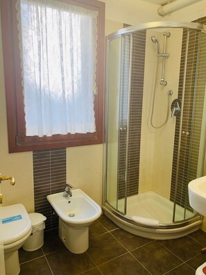 Apartment, 2 Schlafzimmer | Badezimmer