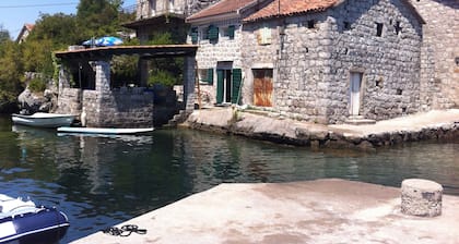 SUPERBES HAUS-APPARTEMENT, 40M MEER, RIESIGE AUSSICHT AUF DIE BUCHT UND DIE ALTSTADT VON KOTOR