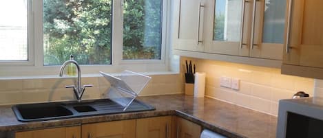 ハウス | 専用キッチン | 大型冷蔵庫、電子レンジ、オーブン、コンロ