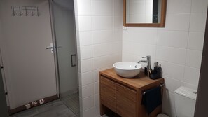 Een haardroger, handdoeken, toiletpapier