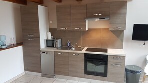 Een koelkast, een microgolfoven, een oven, een kookplaat