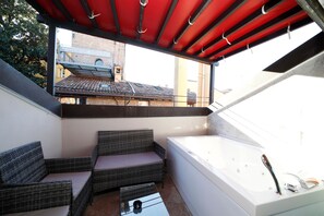 Outdoor spa tub - Falegnami Suites  Attico con Terrazza (Bologna)