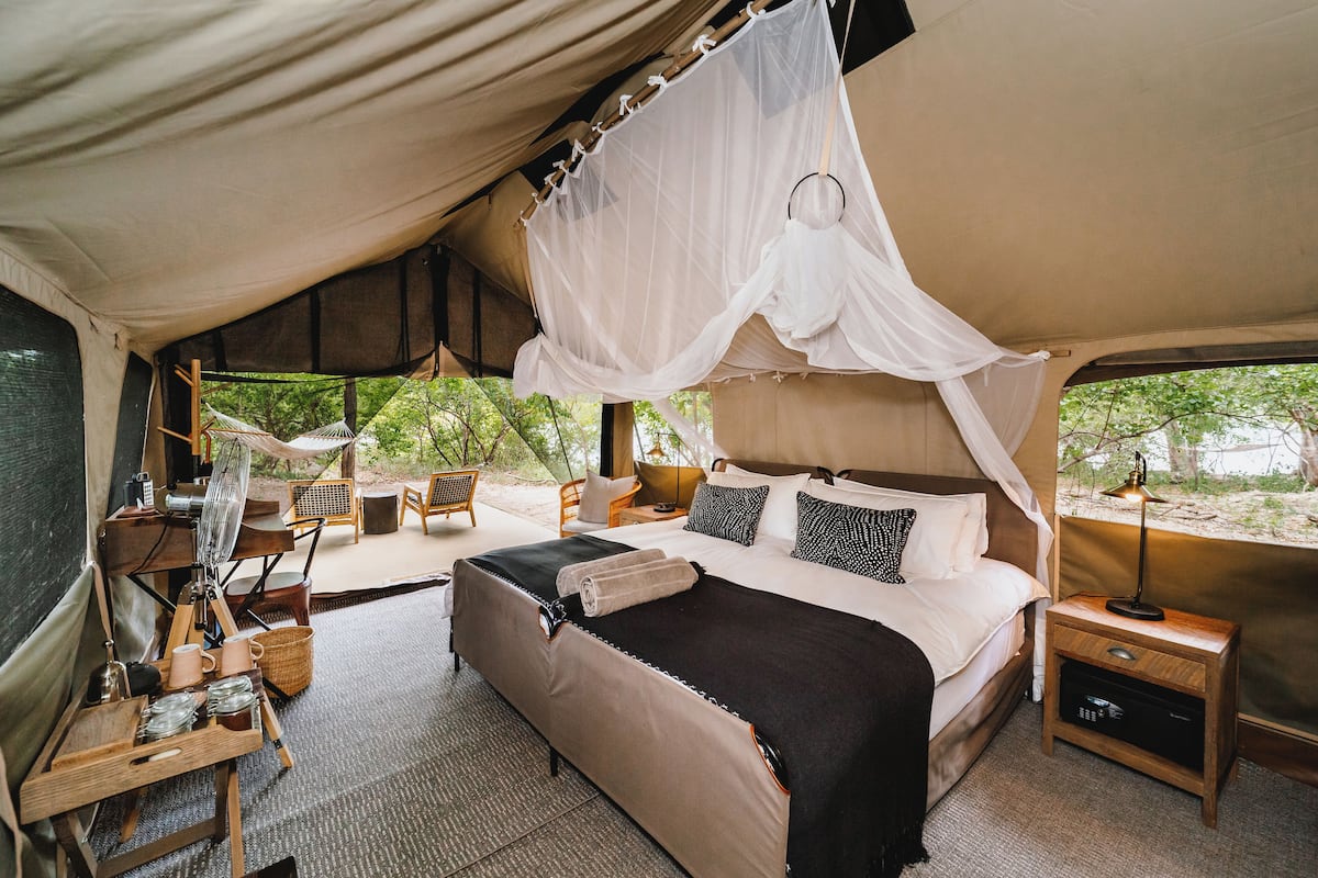 Luxury-Zelt, 1 Schlafzimmer, Terrasse, Flussblick | Kostenlose Minibar, Zimmersafe, Schreibtisch, Zustellbetten