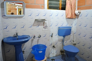 Ducha, cabezal de ducha con hidromasaje, toallas, jabón
