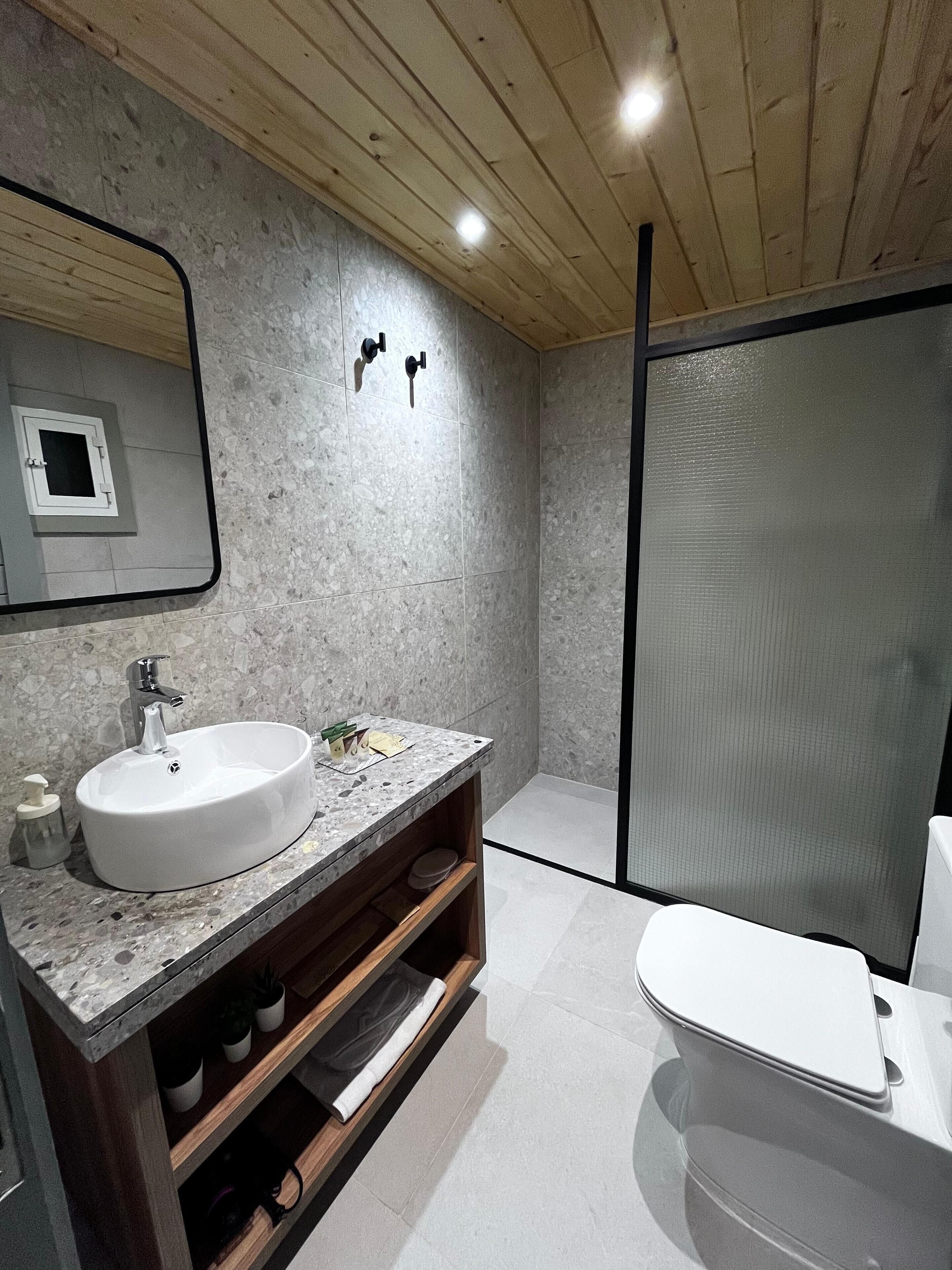 Cabane Confort | Salle de bain | Douche, articles de toilette gratuits, sèche-cheveux