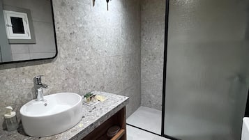 Cabin tiện nghi đơn giản | Phòng tắm | Buồng tắm vòi sen, đồ dùng nhà tắm miễn phí, máy sấy tóc, khăn tắm