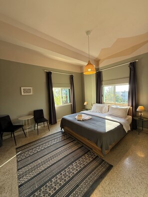 Minibar, caja de seguridad en la habitación y escritorio 