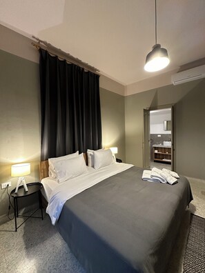 Habitación doble Confort | Minibar, caja de seguridad en la habitación y escritorio 