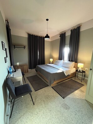 Habitación doble Confort | Minibar, caja de seguridad en la habitación y escritorio 