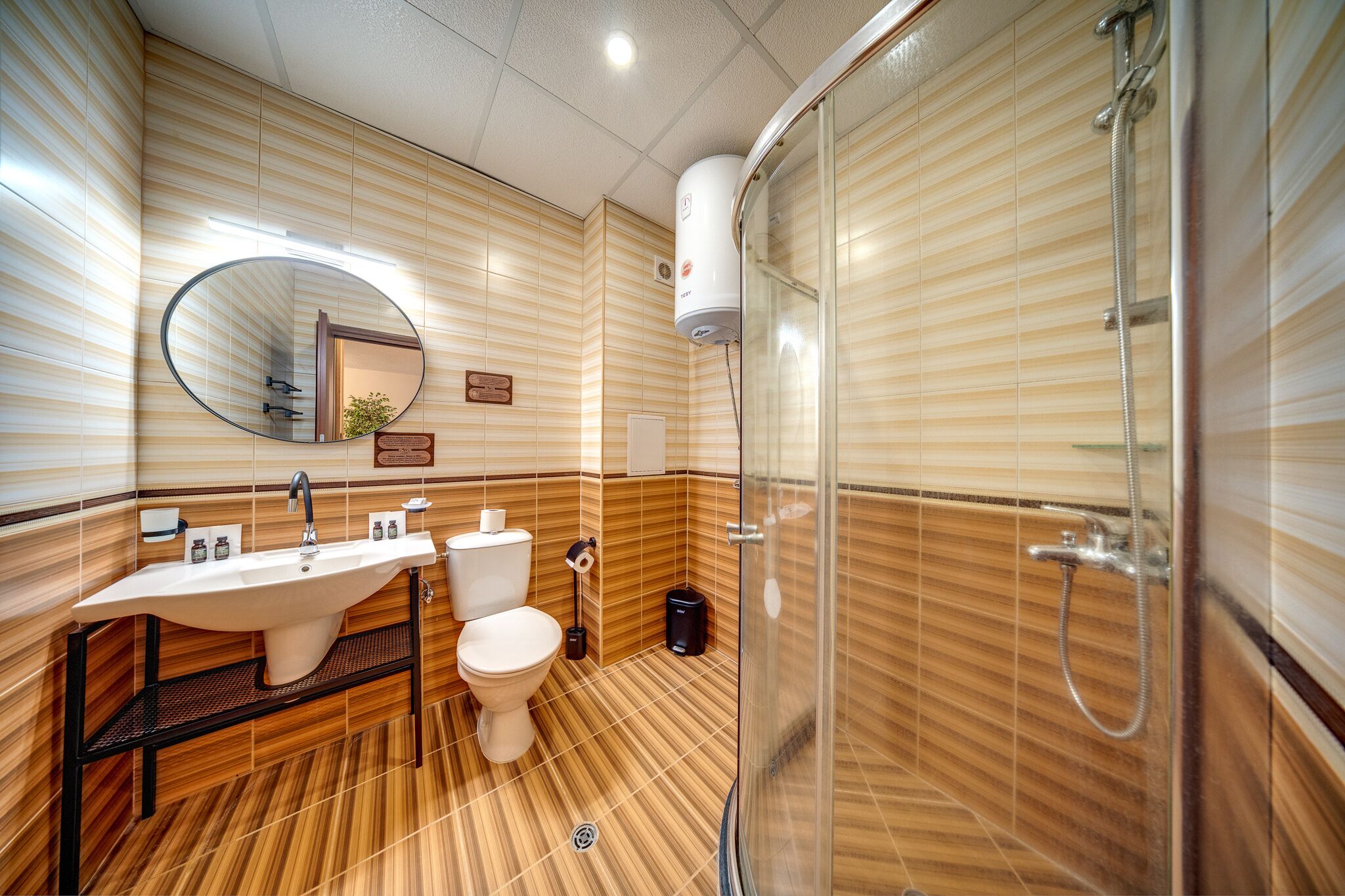 Een badkamer met een wastafel, toilet en douche.